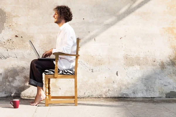 Dizüstü bilgisayar ile bir duvar genç bir adam portresi