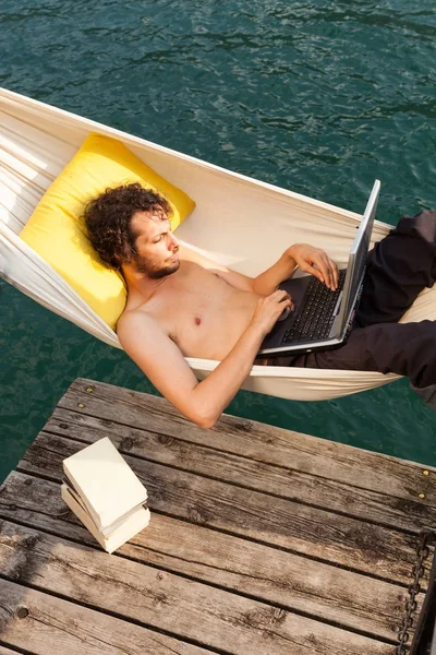 Portret van een jonge man in de buurt van het meer — Stockfoto