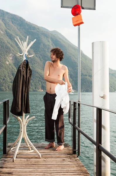 Retrato de um jovem perto do lago — Fotografia de Stock