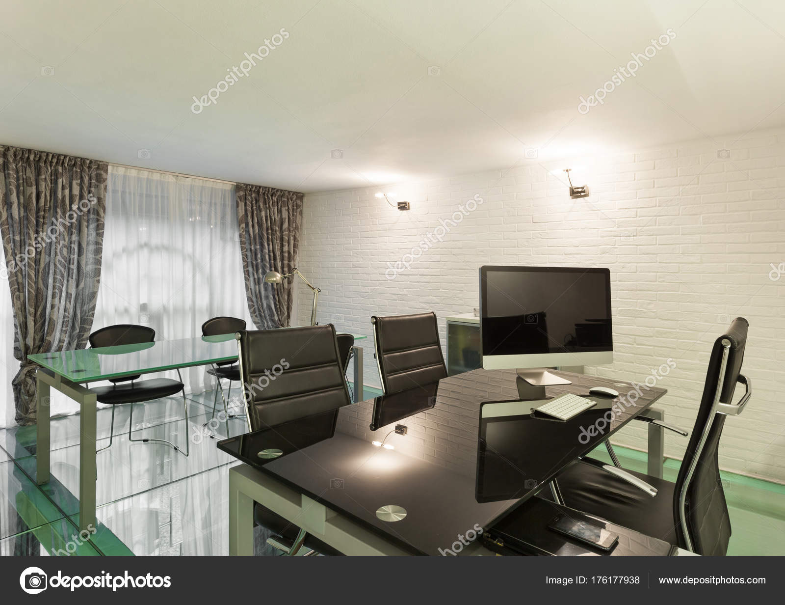 https://st3.depositphotos.com/2018053/17617/i/1600/depositphotos_176177938-stock-photo-interior-wide-loft-studio.jpg
