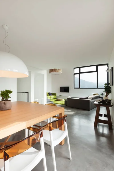 Intérieur, vue sur la salle à manger — Photo