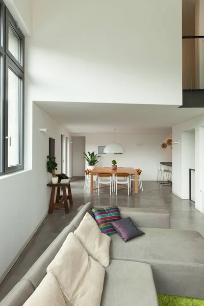Lägenhet, detalj av vardagsrummet med fönster — Stockfoto