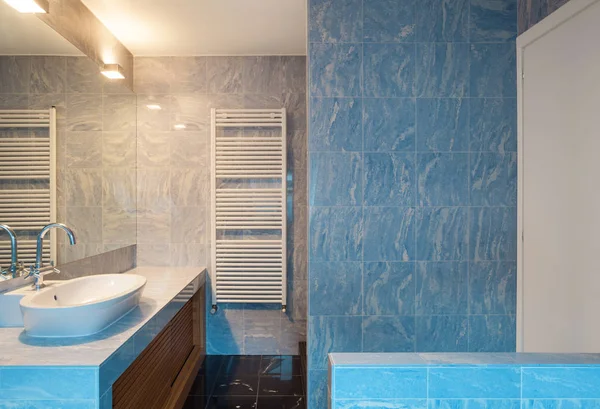 Интерьер, синяя ванная комната — стоковое фото