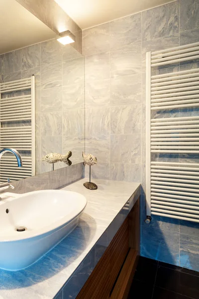 Interiör, blå badrum — Stockfoto