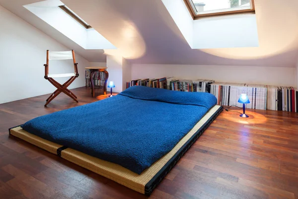 Schlafzimmer eines Dachgeschosses — Stockfoto