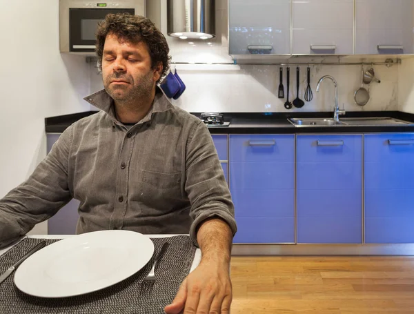 Interior, cocina doméstica con un hombre —  Fotos de Stock