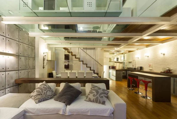 Interieur, breed loft, woonkamer — Stockfoto