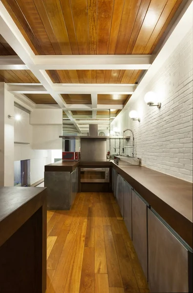 Interior, amplo loft, cozinha doméstica — Fotografia de Stock