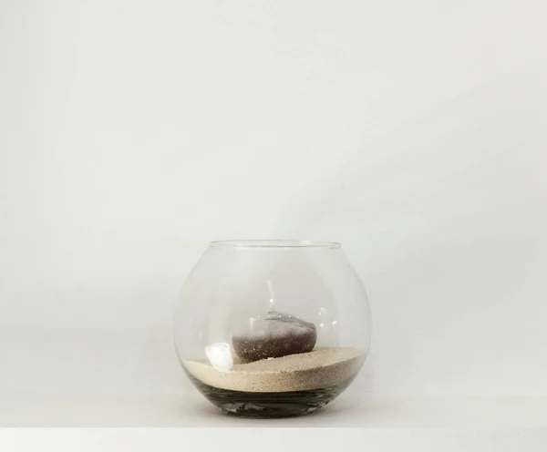 Стеклянная ваза со свечой — стоковое фото
