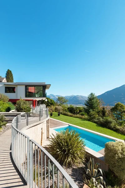 Modern villa with pool — Stock Photo, Image