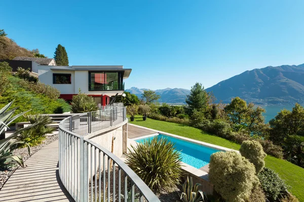 Modern villa med pool — Stockfoto