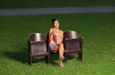 Patlamış Mısır ile bir kız portresi