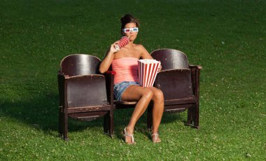 Patlamış Mısır ile bir kız portresi