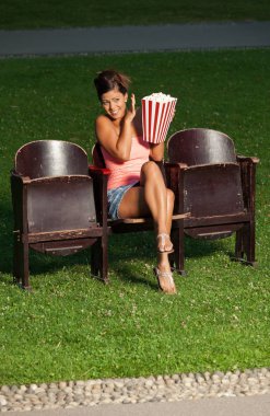 Patlamış Mısır ile bir kız portresi