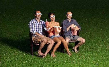 üç arkadaş bir film izlerken