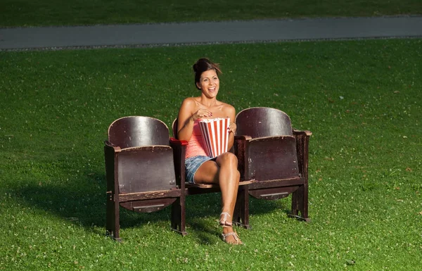 Retrato de una chica con palomitas de maíz — Foto de Stock