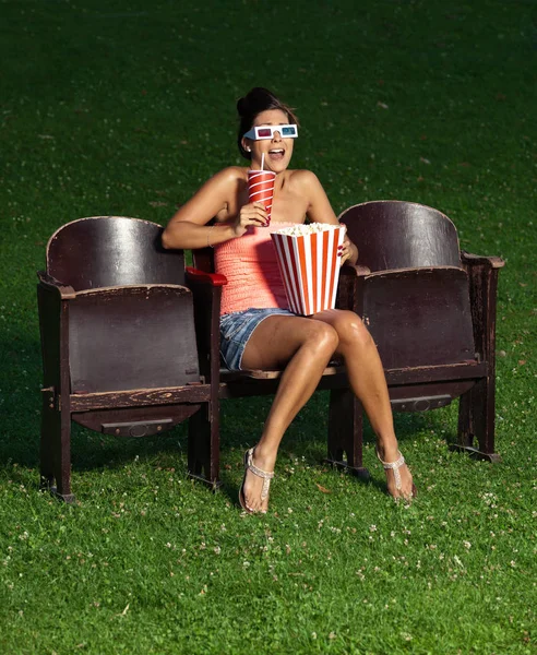 Patlamış Mısır ile bir kız portresi