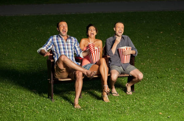 Três amigos assistindo um filme — Fotografia de Stock