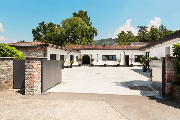 Hermosa casa blanca, al aire libre — Foto de Stock