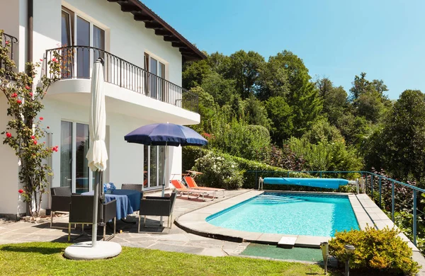 Hus, terrass med pool — Stockfoto