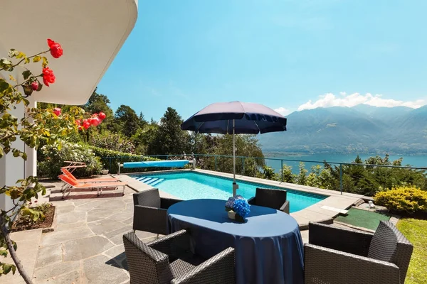 House, Teras Yüzme havuzlu