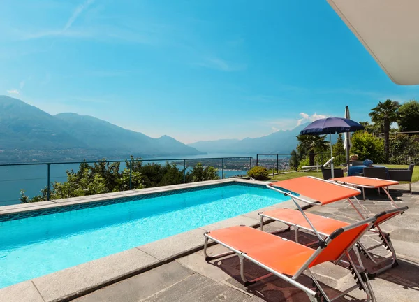 Casa, terraza con piscina — Foto de Stock