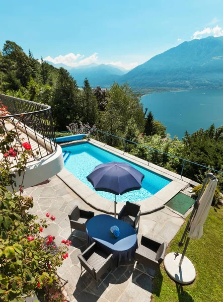 Casa, terraço com piscina — Fotografia de Stock