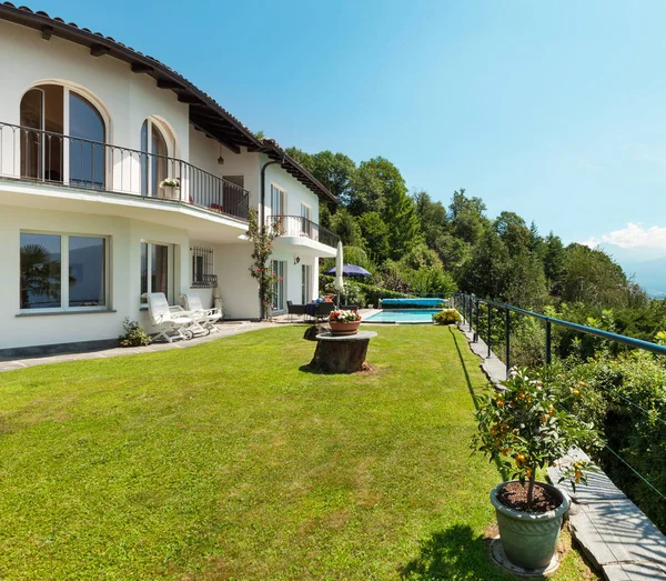 Haus, Blick vom Garten — Stockfoto