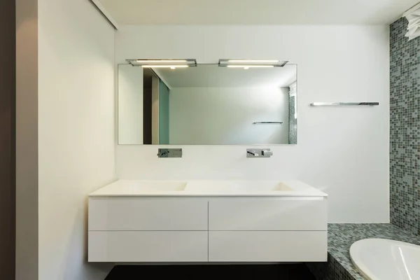 Интерьер современного дома, ванная комната — стоковое фото