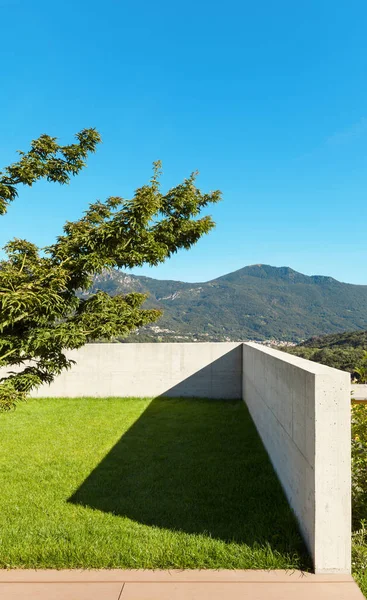 Casa, vista al jardín —  Fotos de Stock