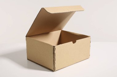 Beyaz arka plan üzerinde bir ambalaj kutusu