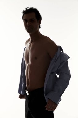 Gömleğini giyen adam