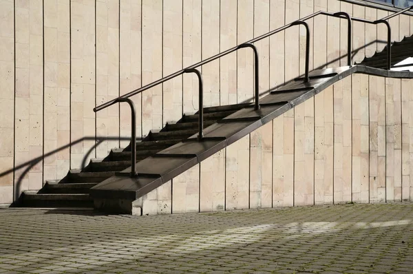 철 계단 및 벽돌 벽 — 스톡 사진