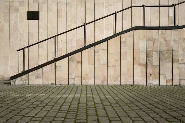 Железная лестница и кирпичная стена — стоковое фото
