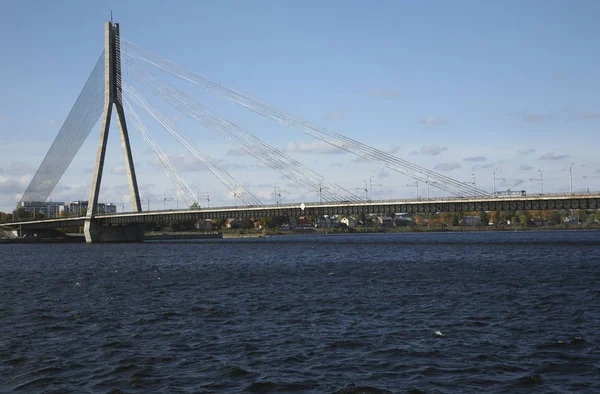 Hermoso puente en Riga Litvia — Foto de Stock