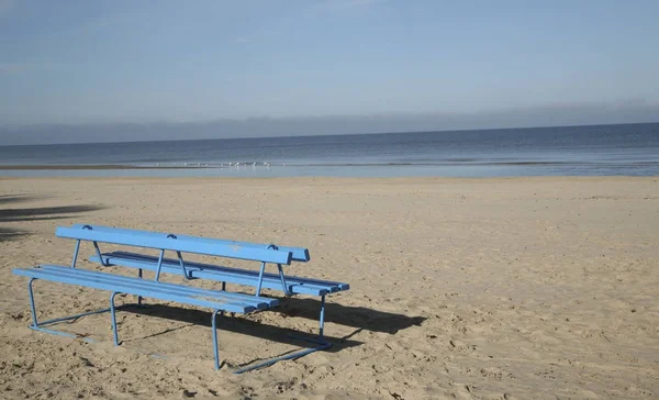 Ławka na plaży nad morzem — Zdjęcie stockowe