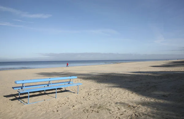 Panchina sulla spiaggia in riva al mare — Foto Stock