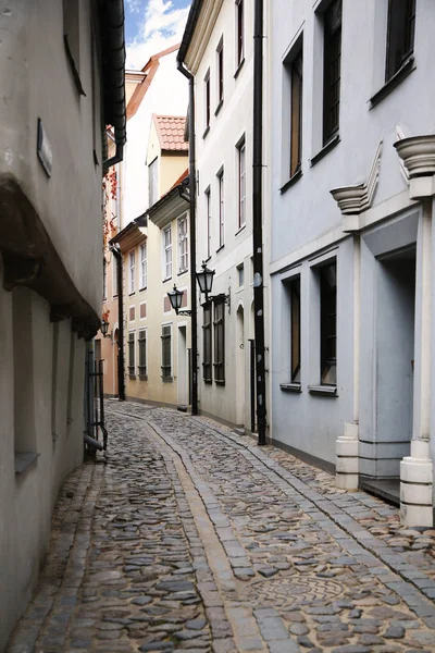 Rigas liten gamla gata mellan husen — Stockfoto
