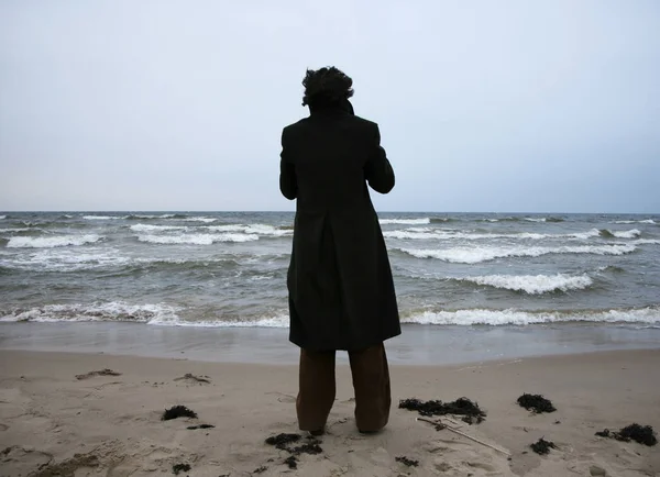 Homem de volta na praia — Fotografia de Stock