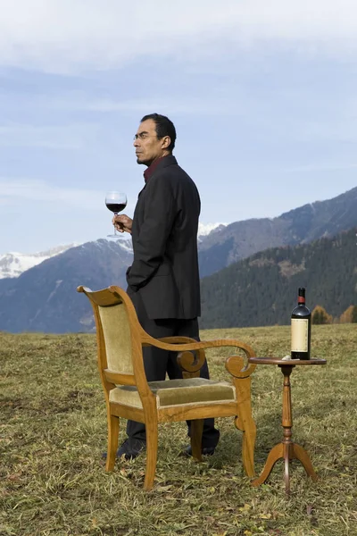 Konstiga elegant vin s expert i naturen — Stockfoto