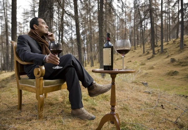 Weird elegant wine's expert into the wild — Stock Photo, Image