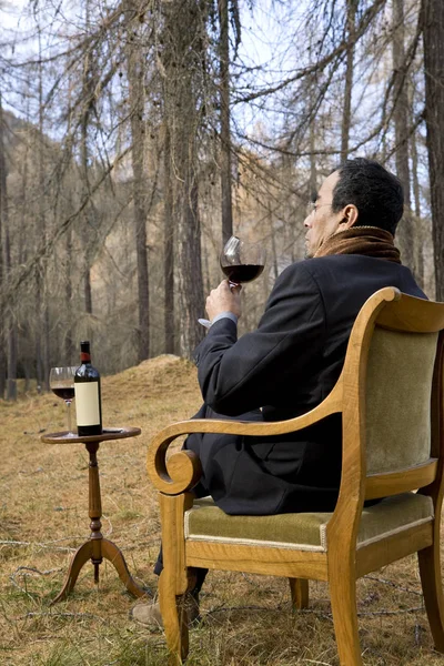Weird elegant wine's expert into the wild — Stock Photo, Image