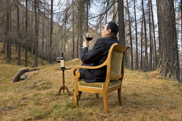 Weird elegant wine's expert into the wild — Stock Photo, Image