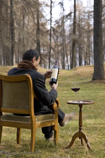 Étrange expert du vin élégant dans la nature — Photo