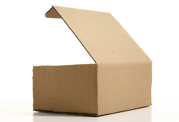 Упаковочная коробка на белом фоне — стоковое фото