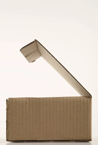 Упаковочная коробка на белом фоне — стоковое фото