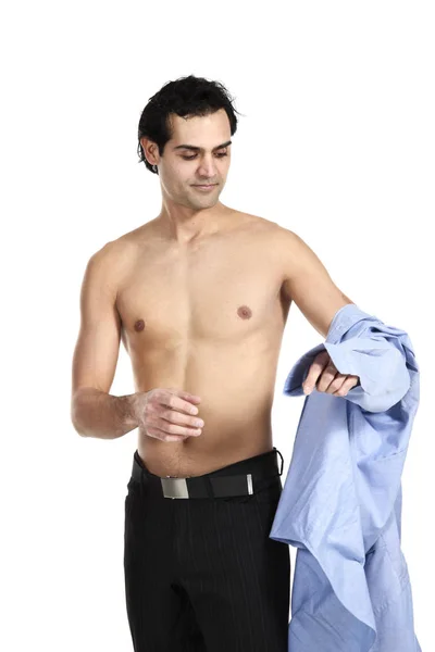 Man met zijn shirt — Stockfoto
