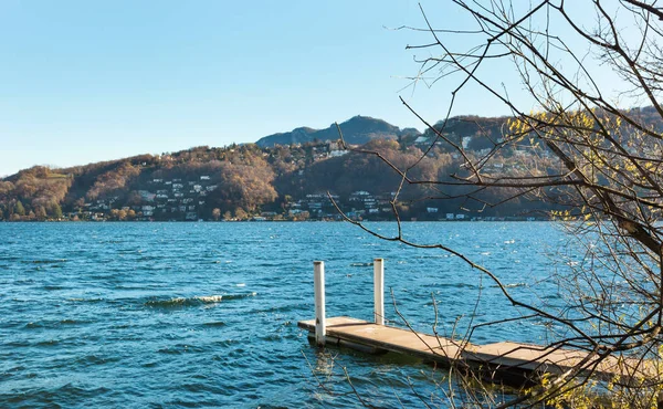 Hermosa vista al lago — Foto de Stock