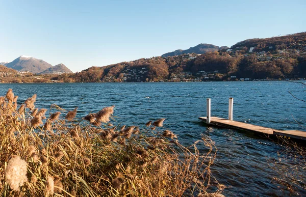 Výhled na krásné jezero — Stock fotografie