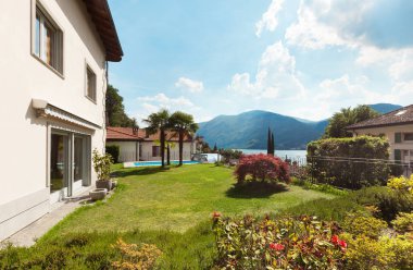 güzel bir ev, Bahçe